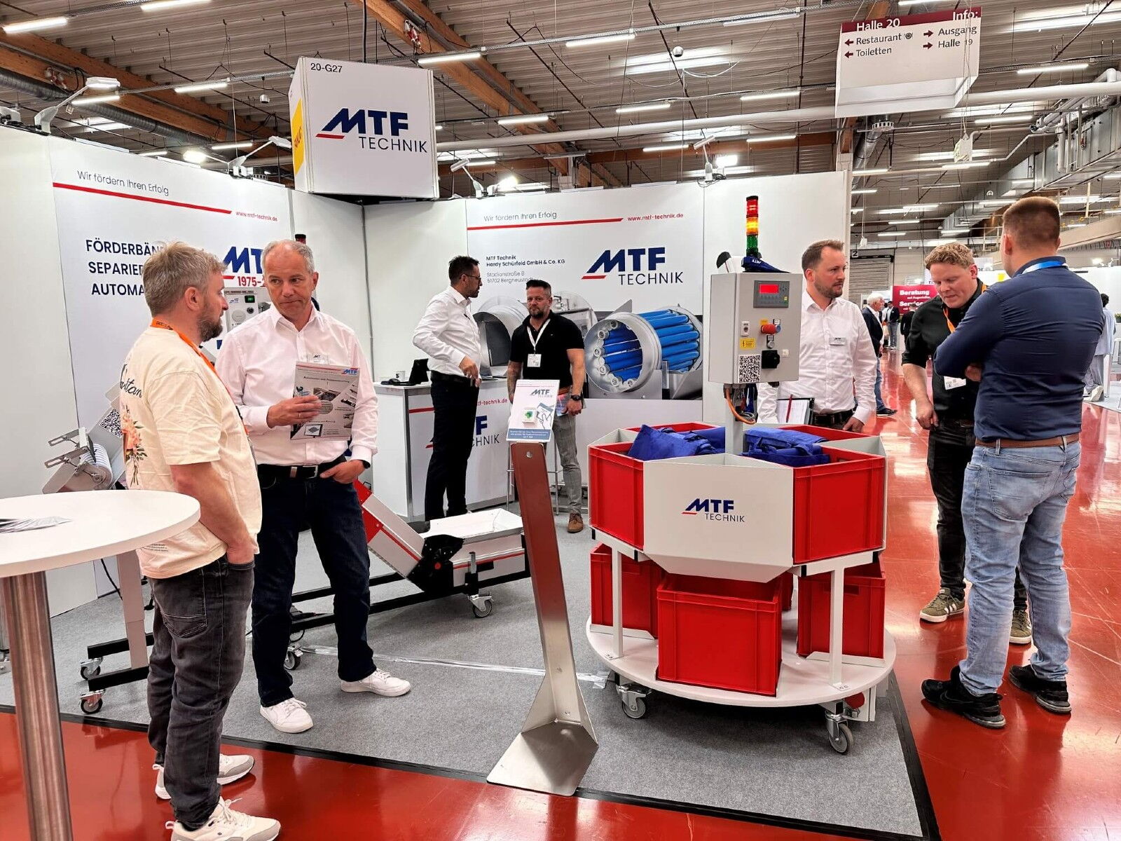 Besucher und Berater auf dem Messestand von MTF Technik auf der Kuteno 2026