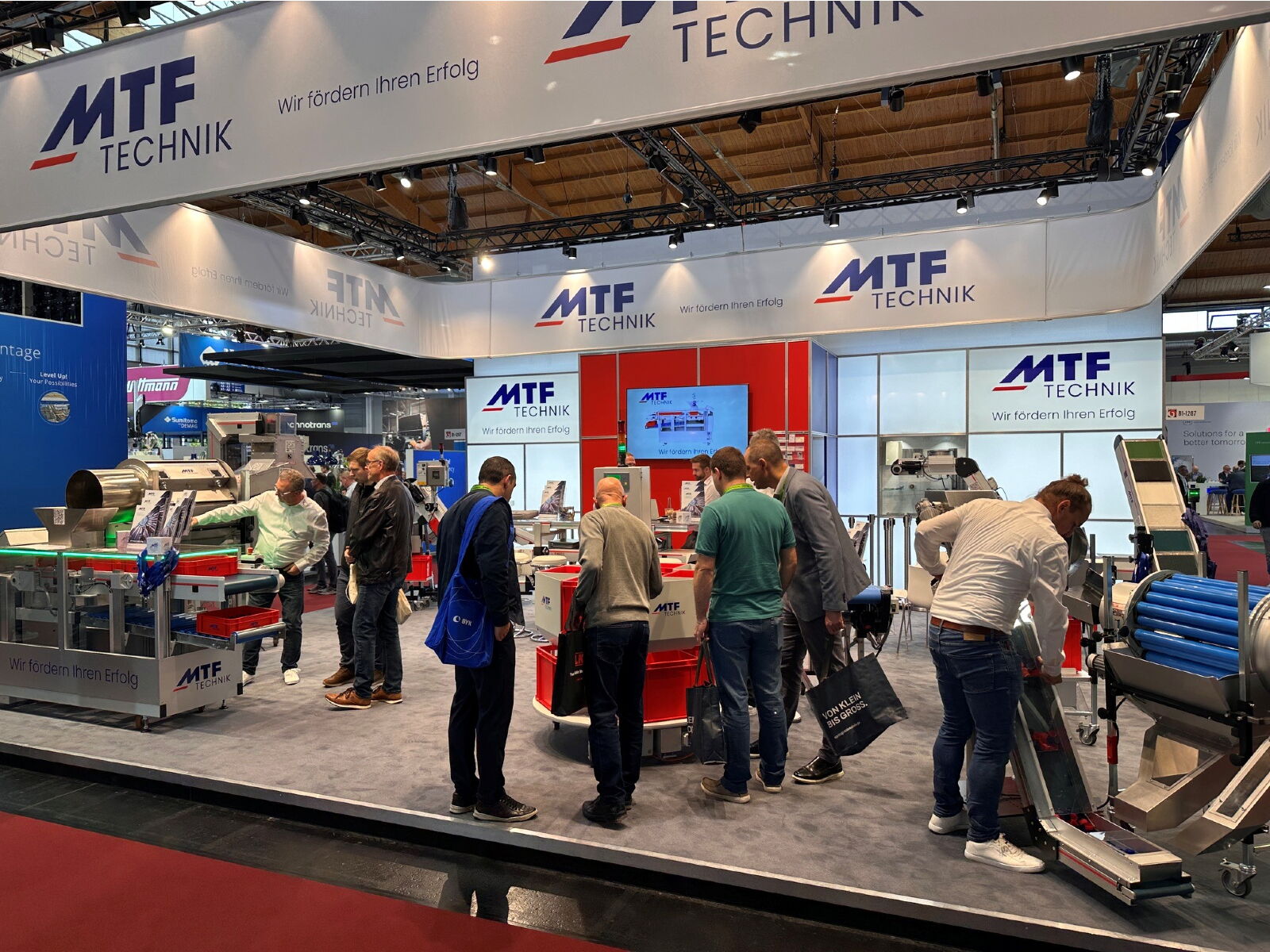 Messestand zeigt Lösungen für den Materialfluss für die Kunststoffindustrie
