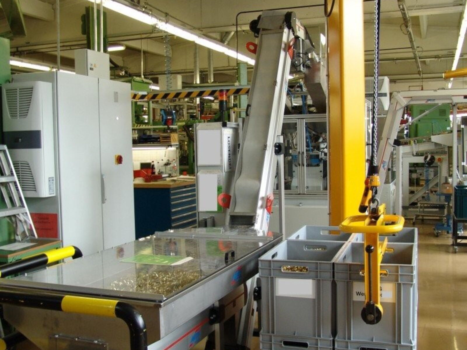 Protected conveyor belt combination with switch and distributor for a reliable conveying of sensitive plastic parts between processing steps