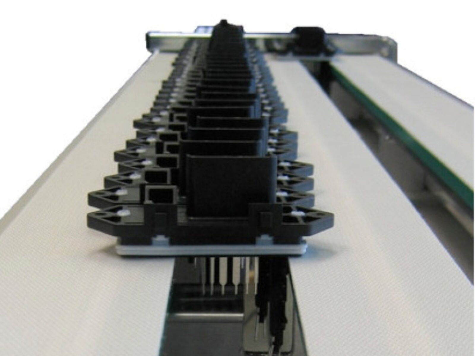 Special accumulation conveyor belt with three tracks for an accurate buffering of connectors on a conveyor belt