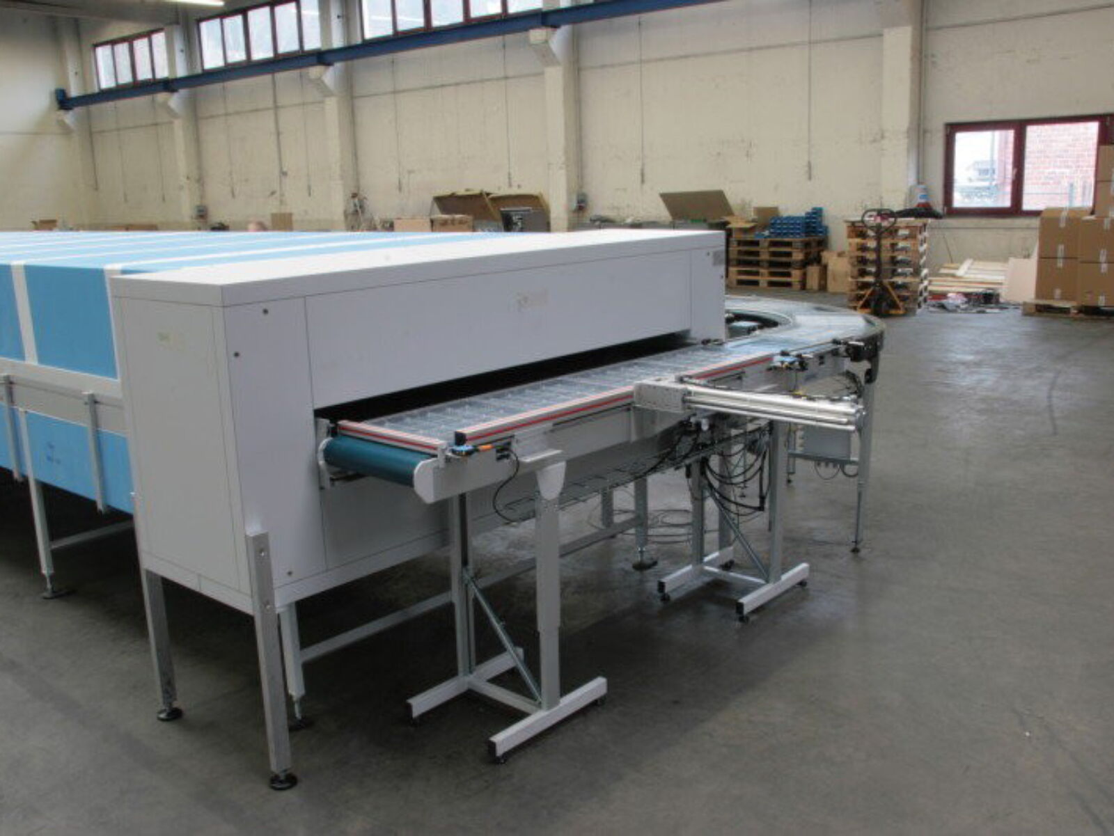 Use of conveyor combination with steel mesh conveyors for cooling down chocolate within a cooling tunnel