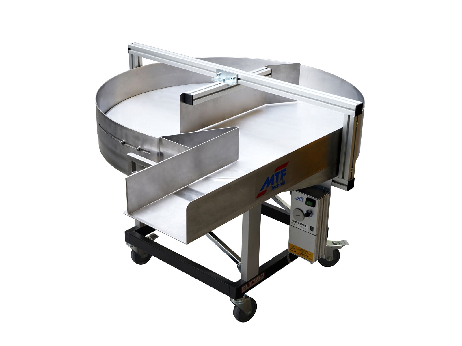 Tangential accumulation table with mobile base frame