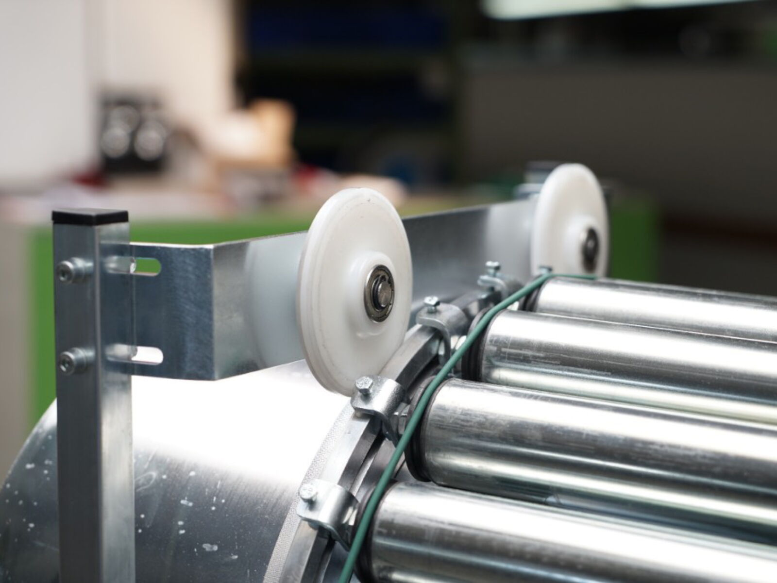 Pressure roller for separating drums