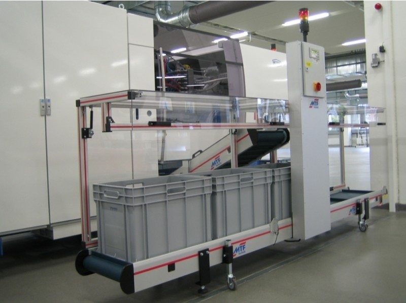 Linear buffer belt in a cleanroom (pharmaceuticals)