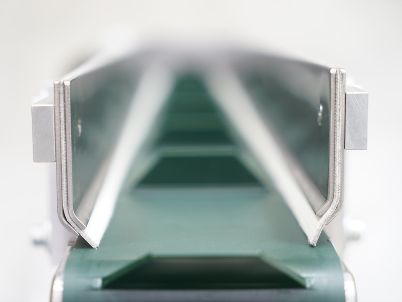 Fender for conveyor belts