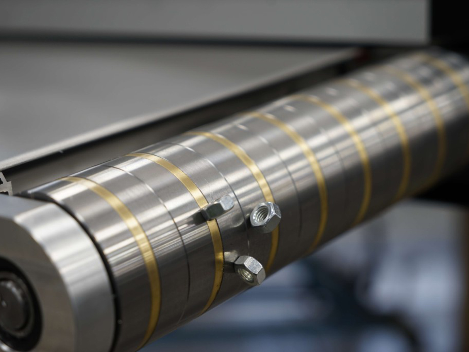 Magnetic conveyor belt drive roller