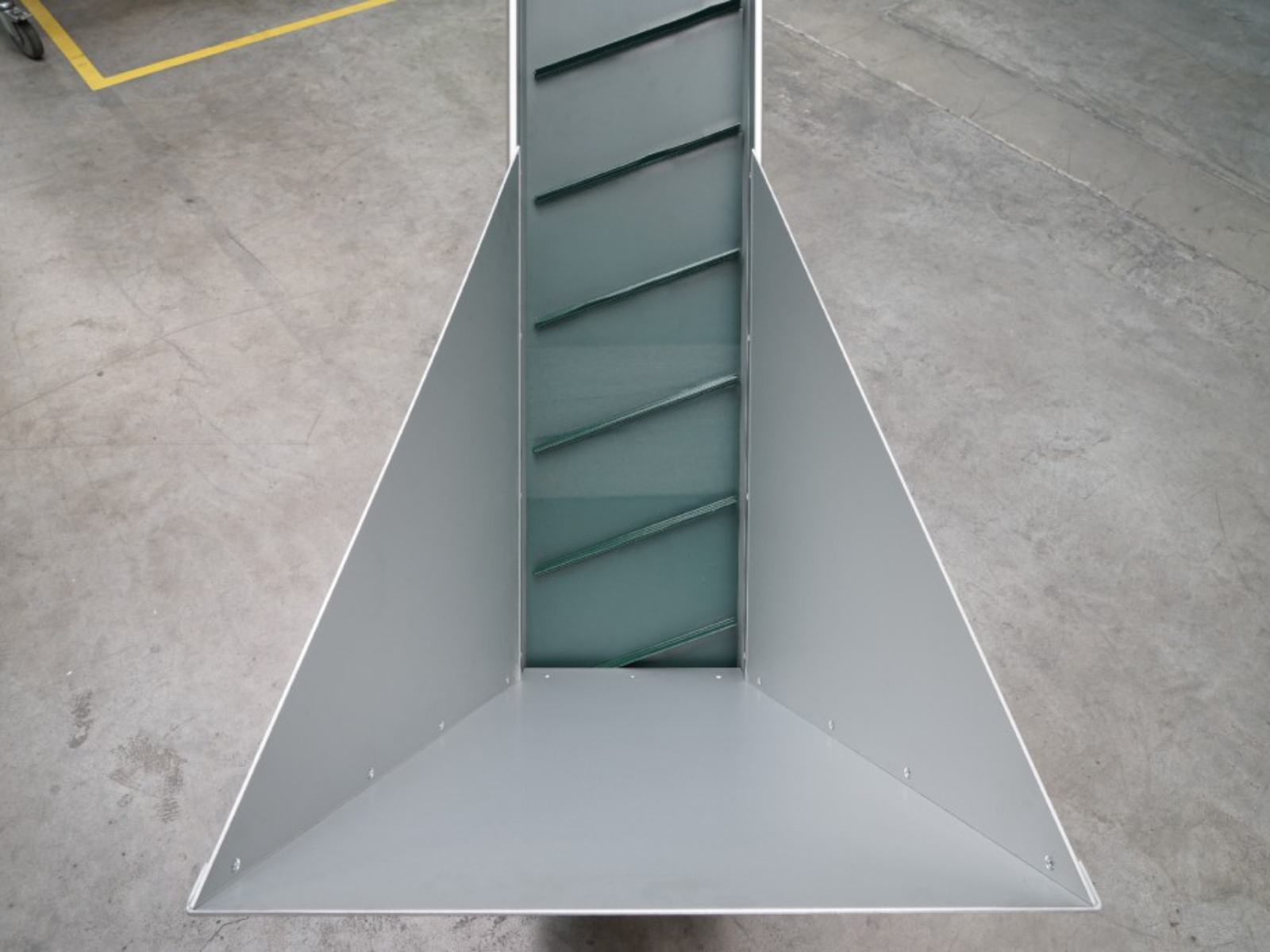 Conveyor belt with diagonally arranged transporting cleats