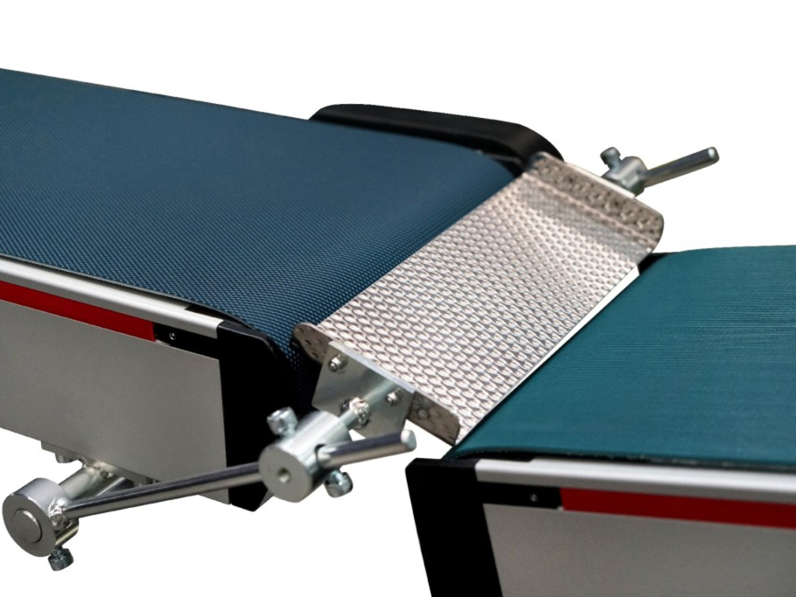 Transfer chute for transferring small parts between conveyor belts